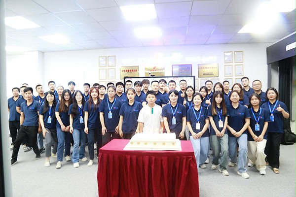 西朗門業員工合影