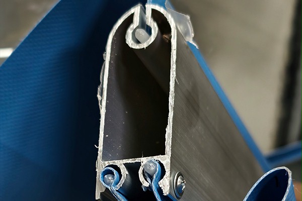 劣質快速門底部