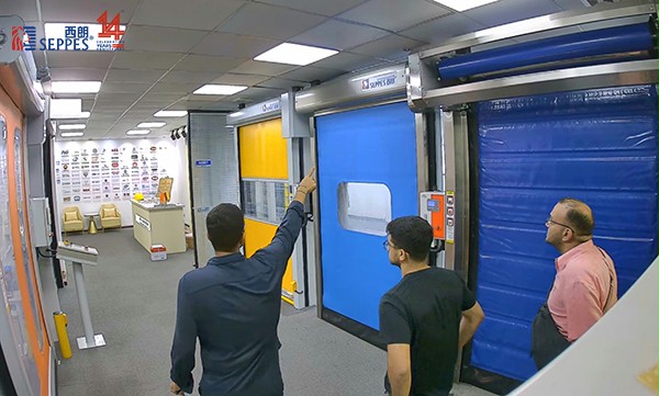 國外客戶來訪西朗門業參觀工業門展廳